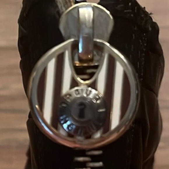 Henri Bendel Black Satin Pleated Small Coin Purse - Picture 7 of 7